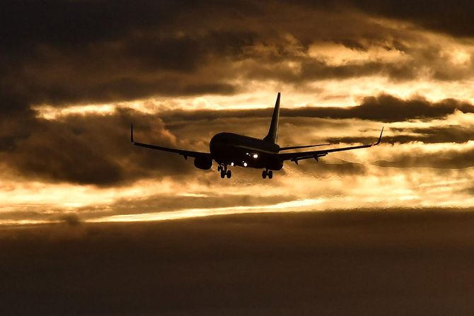 B737