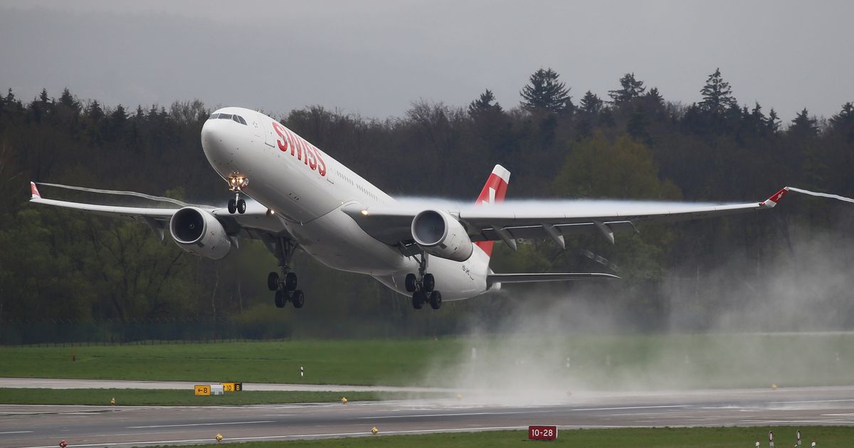 232 passengers evacuated urgently: Engine failed on takeoff, plane braked sharply, smoke billowed from wheels