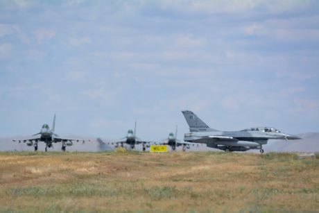 Avion F 16 i Typhoon