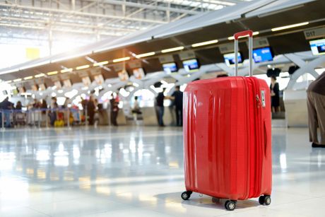 Crveni kofer aerodrom putovanja Crveni kofer aerodrom putovanja