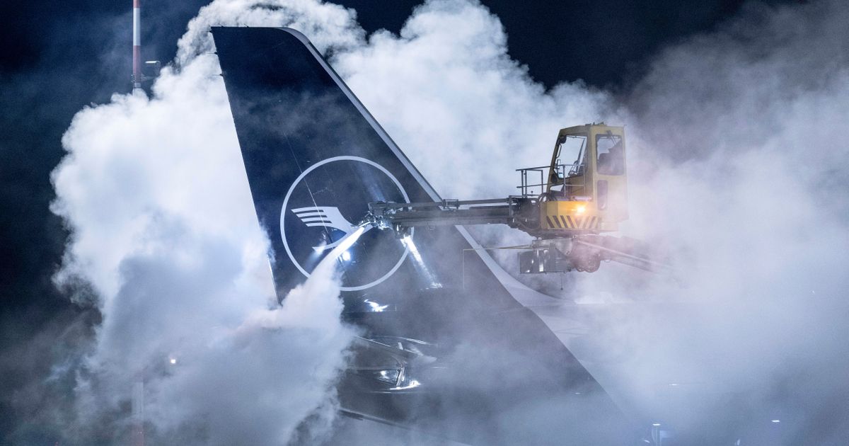 Putnici Lufthanse proveli noć zarobljeni u avionu: Vozačima autobusa isteklo radno vreme