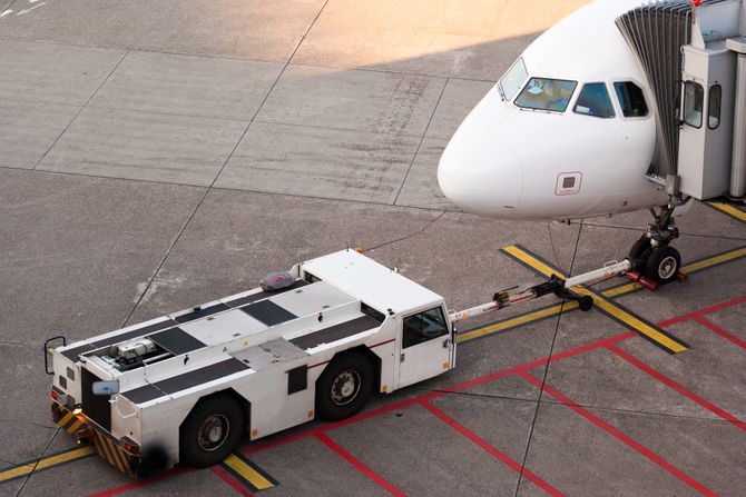 Vozilo za vuču aviona Airport Tow