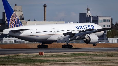 United Airlines Boeing 777-200