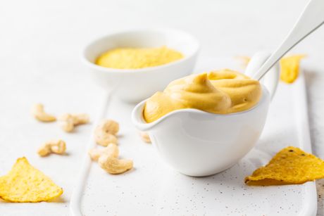 Veganski sirasti sos