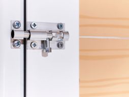 Rajber, reza na vratima