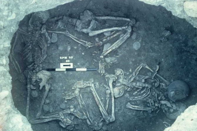 neolitska žrtvena grobnica, Saint-Paul-Trois-Chateaux, incaprettamento