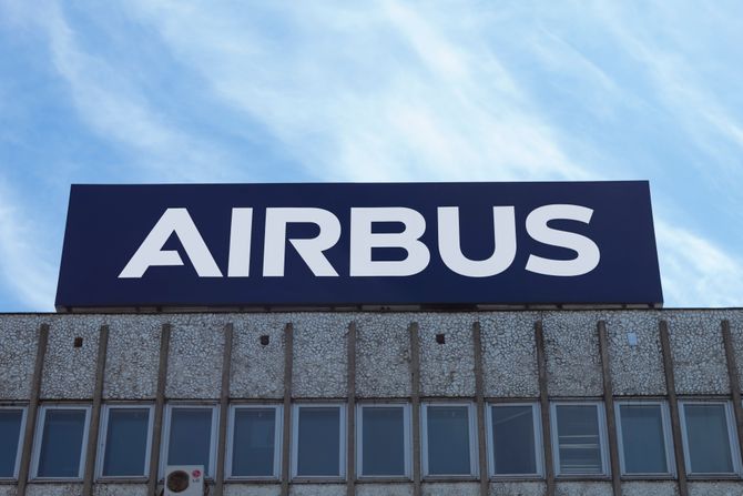 Airbus zgrada natpis Airbus zgrada natpis