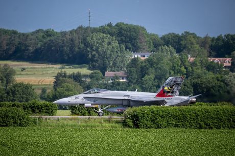 švajcarsko ratno vazduhoplovstvo poletanje i sletanje na autoput