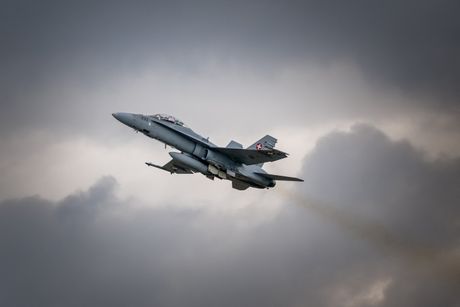 švajcarsko ratno vazduhoplovstvo poletanje i sletanje na autoput švajcarsko ratno vazduhoplovstvo poletanje i sletanje na autoput