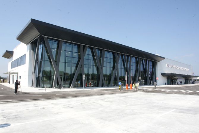 NIŠ AERODROM PREDSEDNIK NIŠ AERODROM PREDSEDNIK