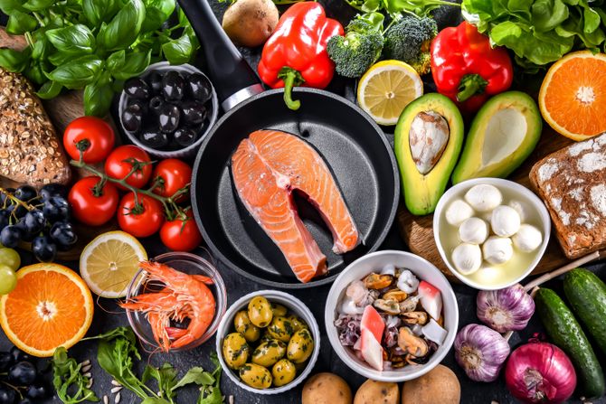 Mediteranska ishrana, zdrav obrok jelo , zdrava ishrana, losos, morski plodovi, avokado, voće, povrće, masline