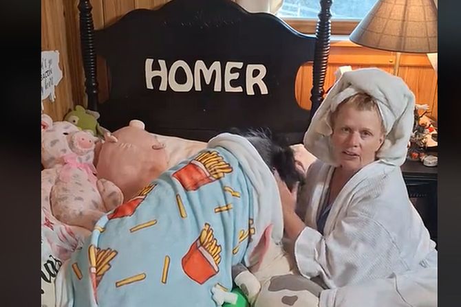 Svinja Homer i njegova vlasnica