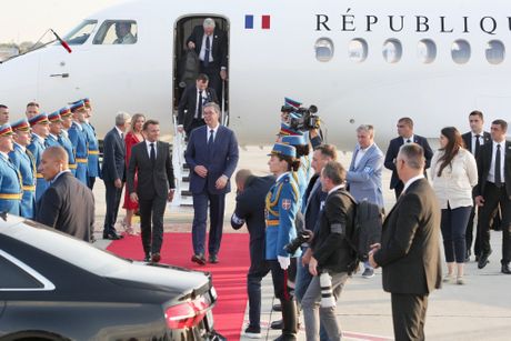 Srbija Francuska Aleksandar Vučić Emanuel Makron poseta doček aerodrom avion