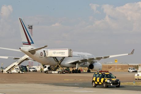 Srbija Francuska Aleksandar Vučić Emanuel Makron poseta doček aerodrom avion Srbija Francuska Aleksandar Vučić Emanuel Makron poseta doček aerodrom avion