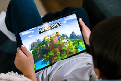 Dete , dečak, tablet, igra igrice Minecraft