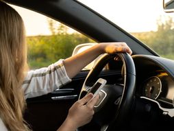 Devojka žena automobil vožnja mobilni telefon