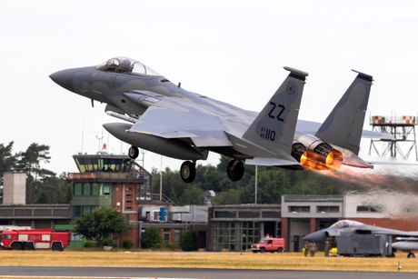 F 15 F 15