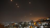 ŠOK PRED ISTEK ROKA Iran prvi udario: Eksplozije odjekuju dok sirene zavijaju širom Bliskog istoka