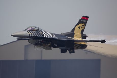 Solo Turk F-16