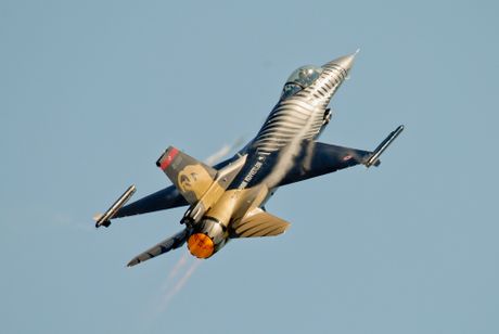 Solo Turk F-16