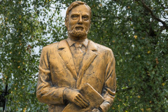 Brem Stoker, spomenik, Drakula