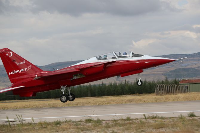 Školsko borbeni avion Hurjet