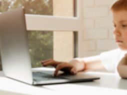 dečak za kompjuterom, kompjuter