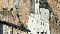 Kada odete pod Ostrog, jednu stvar ostavite pred Svetim Vasilijem: Vernici veruju da se kući vraćaju lakši