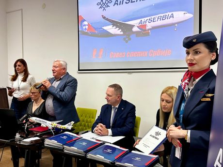 U AVIONIMA ER SRBIJE UPUTSTVA I NA BRAJEVOM PISMU