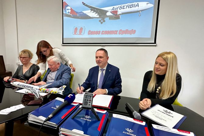 U AVIONIMA ER SRBIJE UPUTSTVA I NA BRAJEVOM PISMU