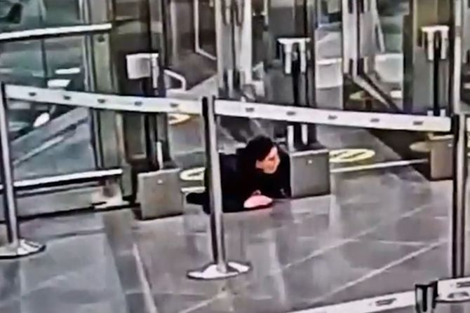 Žena puzi na aerodromu Nikola Tesla Žena puzi na aerodromu Nikola Tesla