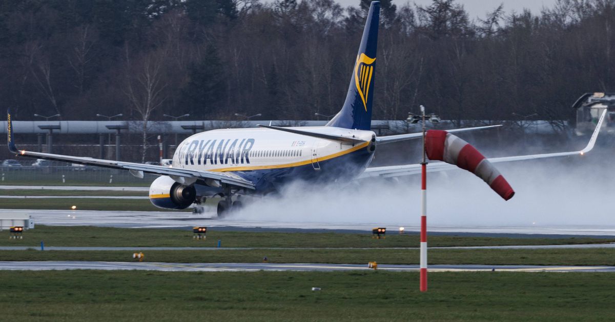 Avion Rajanera iz Pize ka Škotskoj sleteo u Mančester sa gotovo praznim rezervoarima