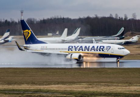 Ryanair EI-EKH Ryanair EI-EKH