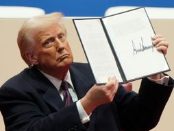 Donald Tramp potpisao prve predsedničke naredbe