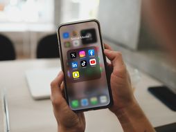 Društvene mreže, iPhone, telefon