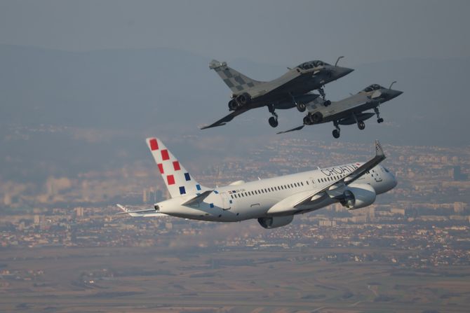 Hrvatska, Rafalei, avion Croatia Airlinesa s Hrvatskom rukometnom reprezentacijom