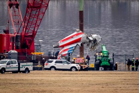 Helikopter, Vašington, izvlačenje delova Crnog jastreba iz reke Potomak nakon sudara sa avionom Helikopter, Vašington, izvlačenje delova Crnog jastreba iz reke Potomak nakon sudara sa avionom