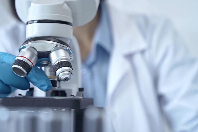 Naučnik, istraživač, mikroskop