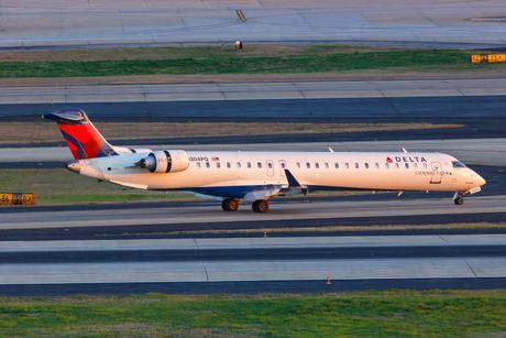 Delta Connection Endeavor Air Bombardier CRJ-900 Delta Connection Endeavor Air Bombardier CRJ-900