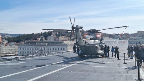 Italijanski nosač aviona Trst Trieste