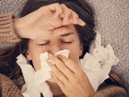 Bolesna žena, prehlada, grip, alergija
