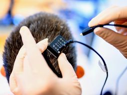 En, uređaj za prevođenje misli u govor