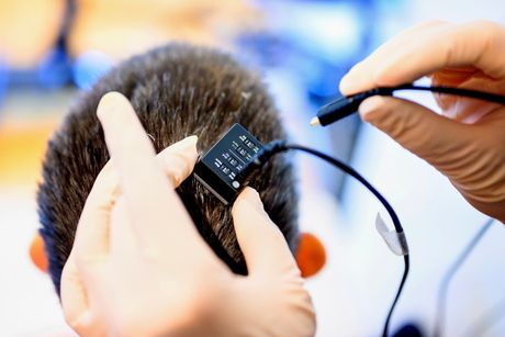 En, uređaj za prevođenje misli u govor