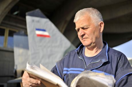 potpukovnik Đorđe Ivanov, autor makete MiG-29 1999. godine potpukovnik Đorđe Ivanov, autor makete MiG-29 1999. godine