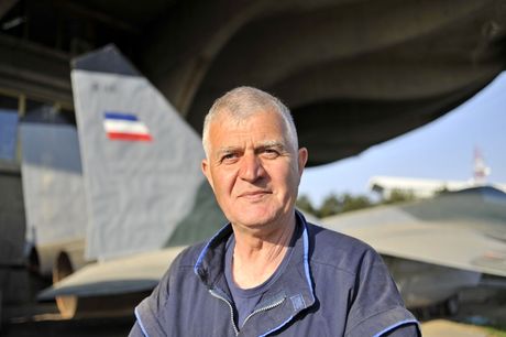 potpukovnik Đorđe Ivanov, autor makete MiG-29 1999. godine