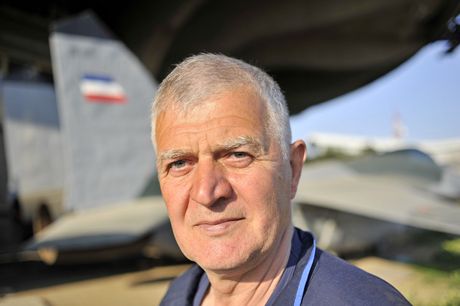 potpukovnik Đorđe Ivanov, autor makete MiG-29 1999. godine