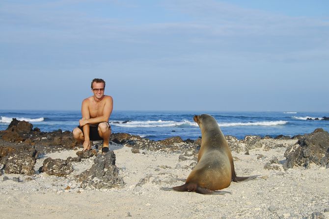 Čovek i morski lav na plaži