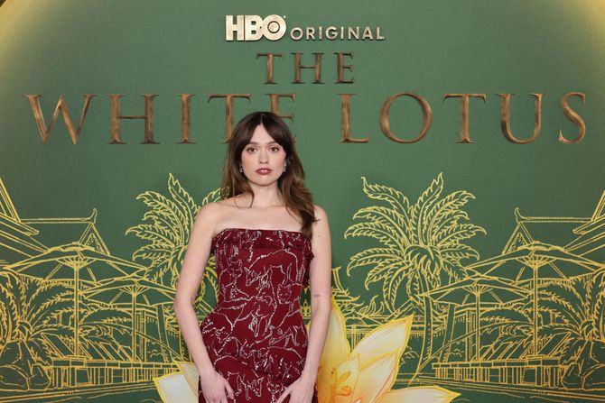 Aimee Lou Wood White Lotus Ejmi Lu Vud Beli lotus