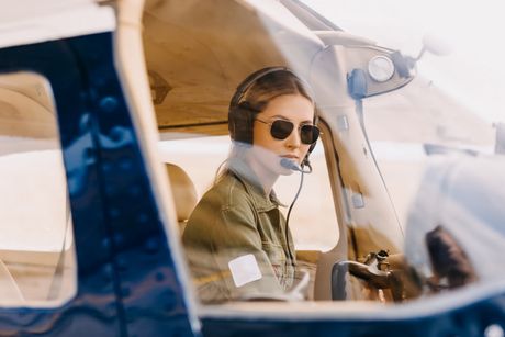 Zena devojka pilot, pilotkinja