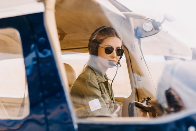 Zena devojka pilot, pilotkinja